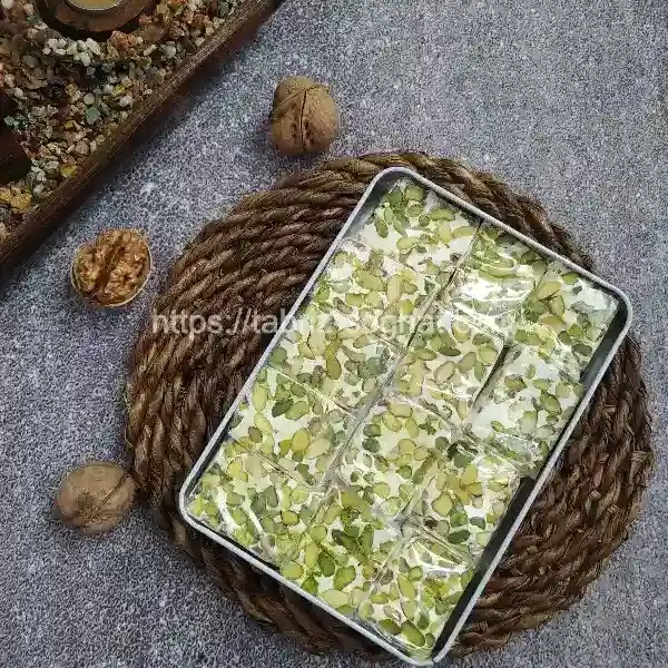 نوقا-پسته-ای